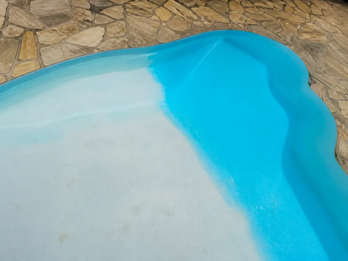 Piscina com parte do revestimento renovado